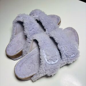 Birkenstock Soft Lilac Fuzzy Slides size 36 KIDS/TEEN
Gently worn.